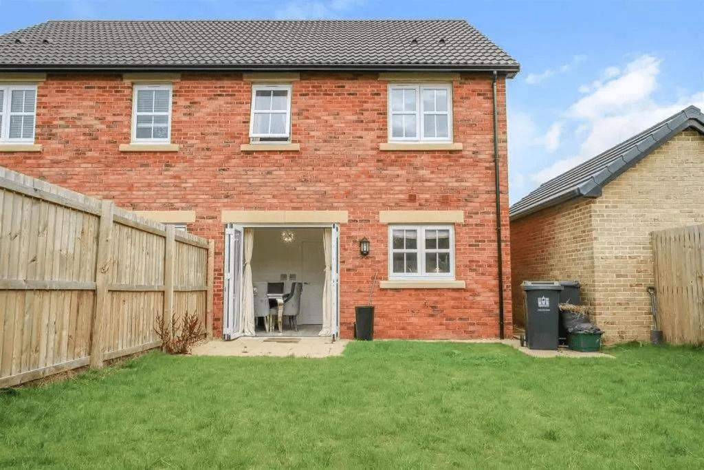 3 Bed Home In Peaceful Village Darlington Middleton One Row エクステリア 写真